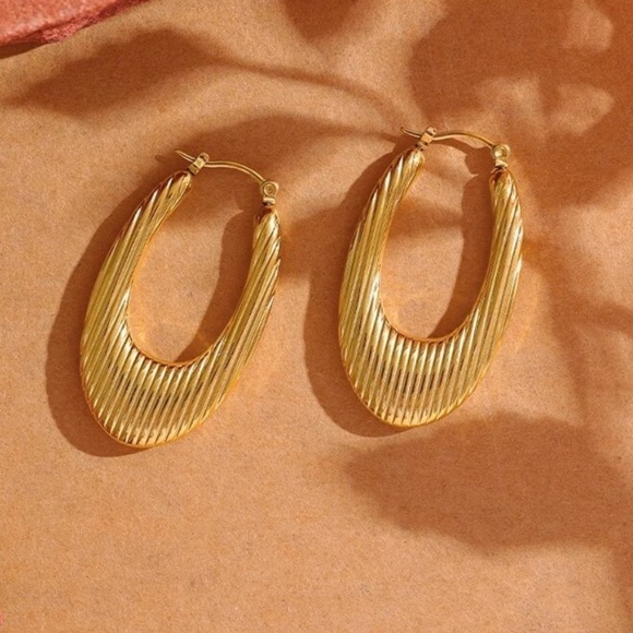 ⭐️ 𝅺NEW Gold Textured Long Oval Hoop Earrings - Picture 6 of 12